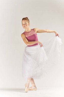 Kadın balerin dans gösterisi yaptı.