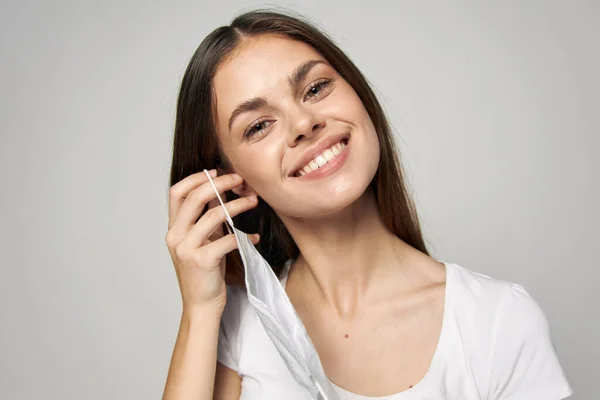 Mujer con máscara médica en las manos sonrisa emociones de primer plano — Foto de Stock