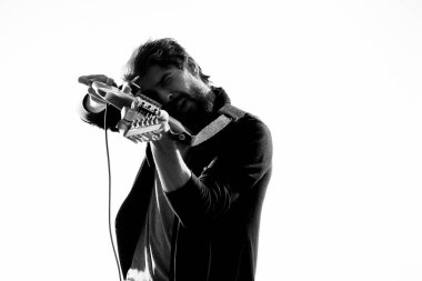 Gitar yıldızı olan erkek müzisyen eğlence programı yapıyor.