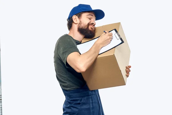 Arbeitende männliche Kurier mit Box in der Hand Dokumente Lieferservice Licht Hintergrund — Stockfoto
