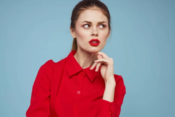 Aantrekkelijke vrouw in heldere kleren op blauwe achtergrond gebaren met handen en rode lippen make-up bijgesneden uitzicht emoties — Stockfoto