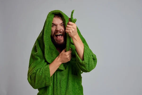 Бородатый человек в зеленом халате обрезанный вид серый фон крупным планом — стоковое фото