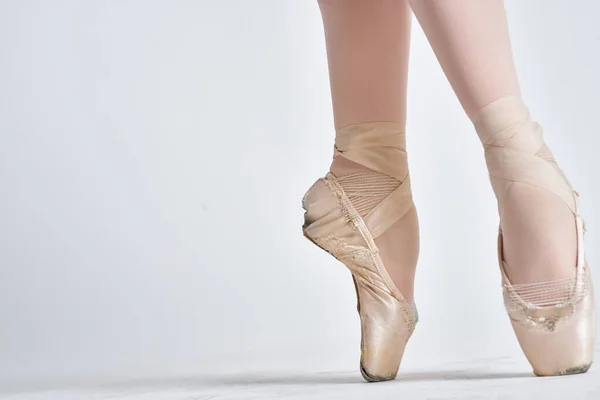 Bailarina em uma dança de tutu branco realizada em um fundo leve — Fotografia de Stock