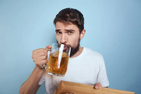 Homme gai tasse de bière fast food régime alimentaire mode de vie bleu fond alcool — Photo