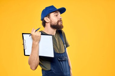 İş formunda çalışan bir adam ulaşım hizmeti sarı arka planda