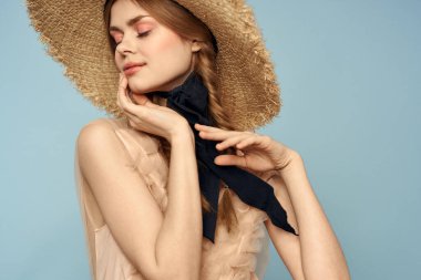 Saçları örgülü romantik insanlar. Arka planda gri bir şapka giyiyorlar.