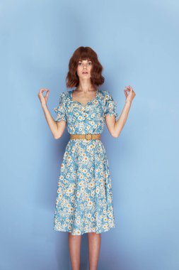 Güzel kız. Önüne bak. Kısa saçlı.