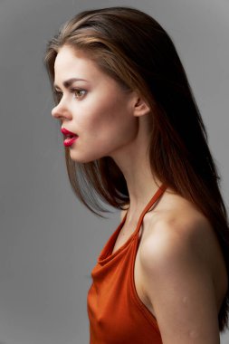 Güzel kadın cazibeli akşam elbisesi şık bir stüdyo. 