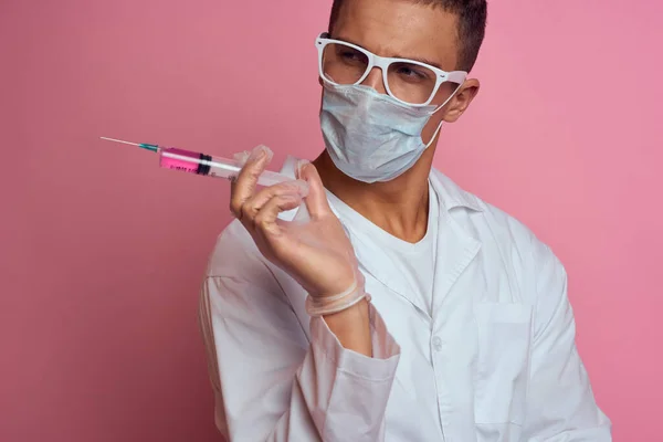 Лікар в медичній масці і рукавички тримає шприц в руках лабораторії ін'єкцій — стокове фото