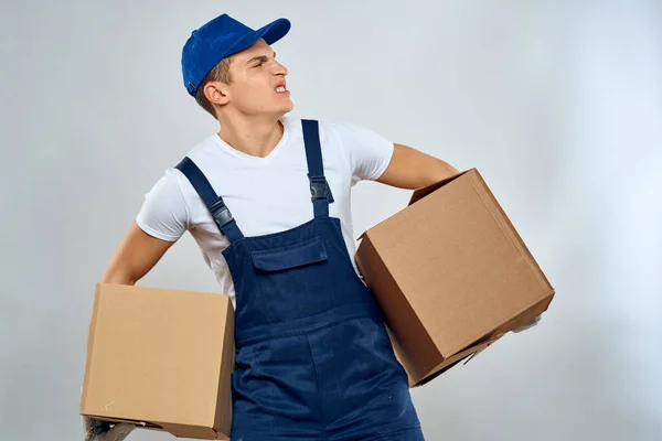 Человек работник с коробкой в руках доставка услуги погрузки упаковка услуги — стоковое фото