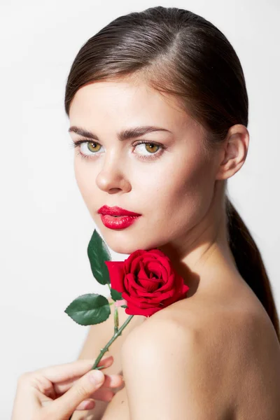 Bruneta s růží Červené rty šarm make-up — Stock fotografie