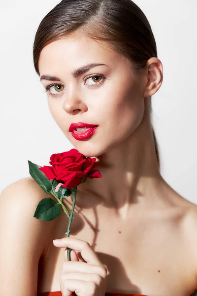 Žena s růží Holá ramena červené rty jasný make-up — Stock fotografie