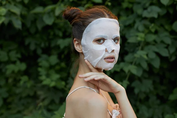 Portrait d'une fille anti-âge masque peau claire gros plan — Photo