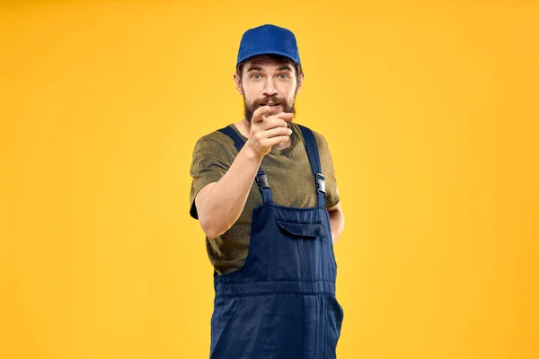 Homem no trabalho serviço de renderização uniforme empilhadeira estilo de vida de trabalho fundo amarelo — Fotografia de Stock