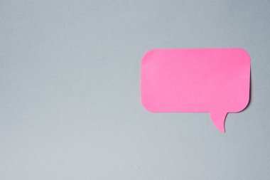 Gri arkaplan kopyalama uzayına pembe etiket uyarısı