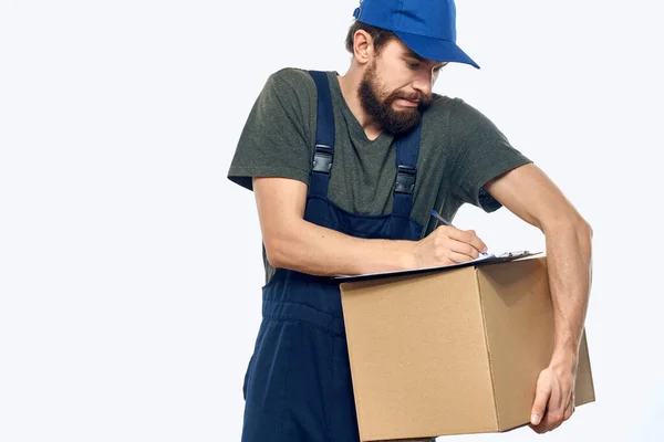 Mężczyzna w pracy mundur pudełko dostawy ładowarka kurier lekkie tło — Zdjęcie stockowe