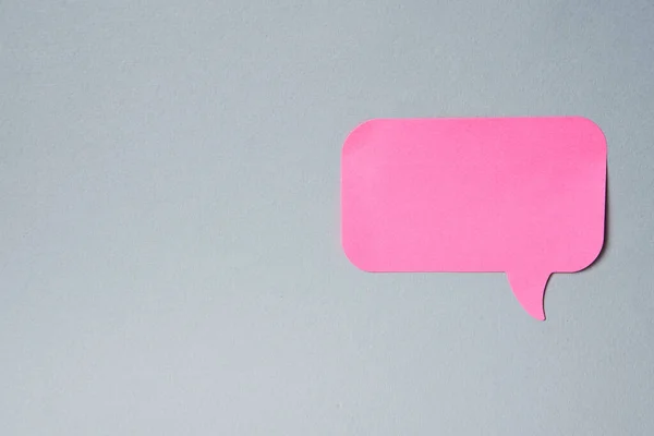 Stiker pemberitahuan label pink pada latar belakang abu-abu Salin Ruang — Stok Foto