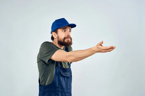 Trabalhador homem com caixa entrega embalagem serviço de trabalho — Fotografia de Stock