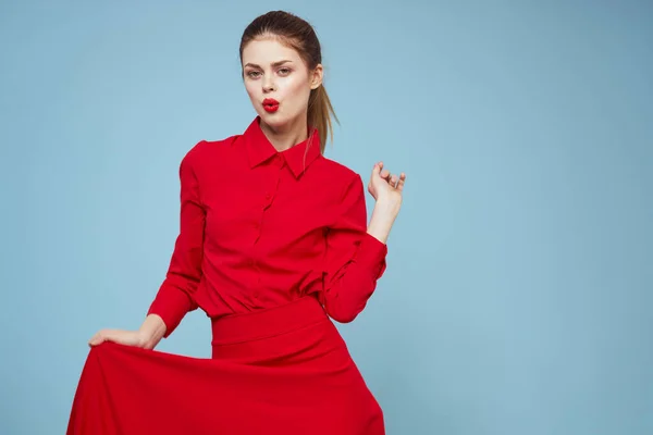 Aantrekkelijke vrouw in heldere kleren op blauwe achtergrond gebaren met handen en rode lippen make-up bijgesneden uitzicht emoties — Stockfoto