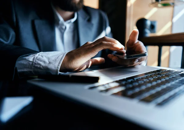 Laptop sul tavolo donna d'affari con una penna di tecnologia di comunicazione ufficiale — Foto Stock