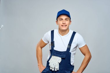 Üniformalı çalışan adam, servis hizmeti ışık arka planı