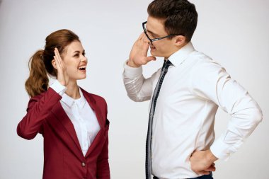 İş arkadaşları. Çift ofis görevlileri. Stüdyo ışıkları.