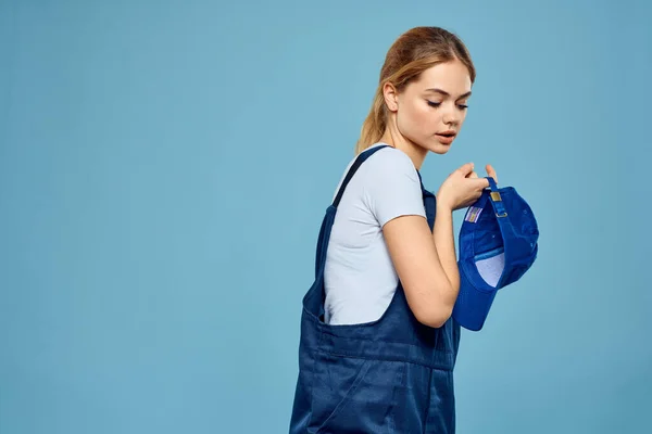 Женщина в рабочей форме голубая кепка доставка курьера синий фон — стоковое фото