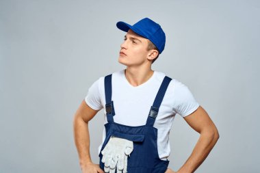 Üniformalı çalışan adam, servis hizmeti ışık arka planı