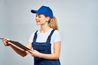 Üniformalı kurye servis belgeleri içinde çalışan kadın.