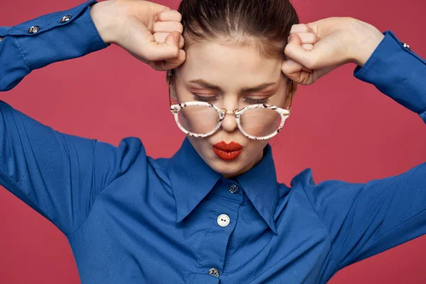 Портрет женщины в очках и в синей рубашке с красными губами — стоковое фото