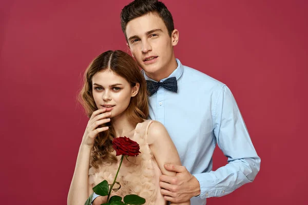 恋人とともにバラで手でピンク隔離された背景抱擁感情幸せロマンス感情 — ストック写真