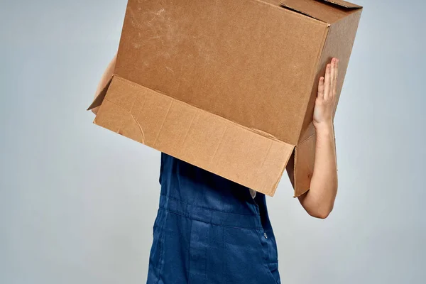 Femme en travail uniforme boîte emballage service style de vie — Photo