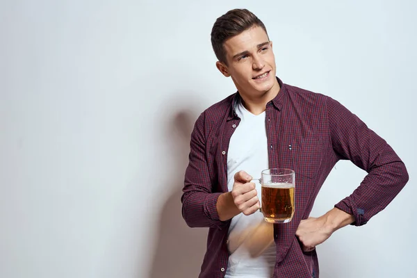 Homme avec une tasse de bière fun alcool style de vie chemise fond clair — Photo