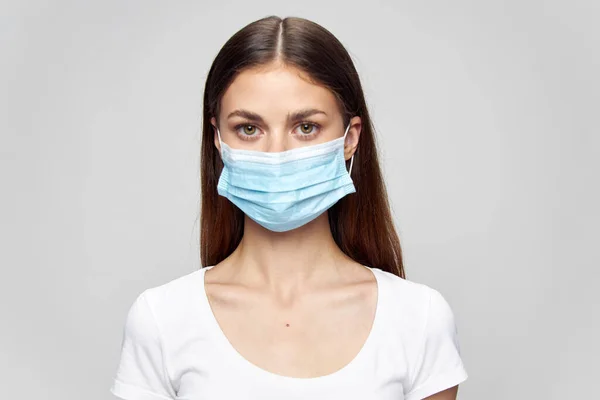 Brunett kvinnor i medicinsk mask och t-shirt — Stockfoto