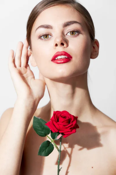 Szexi nő, rózsával a kezében, elbűvölő. — Stock Fotó