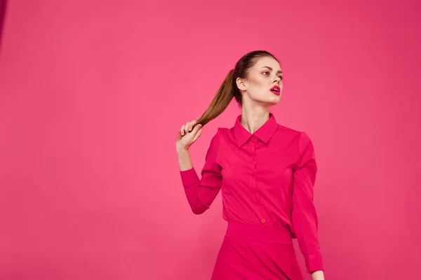 Portret van een roodharige vrouw in heldere kleren op een roze achtergrond bijgesneden weergave van gebaren met haar handen — Stockfoto