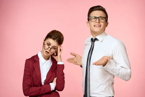 Trabajo colegas comunicación emociones funcionarios oficina rosa fondo — Foto de Stock