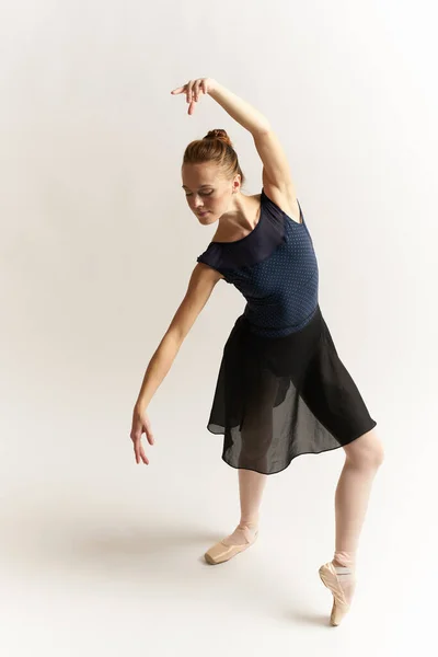 芭蕾舞演员穿着白色的燕尾服 在浅色的背景下表演舞蹈 高质量的照片 — 图库照片
