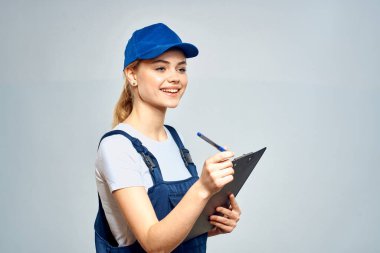 Üniformalı kadın kurye belge teslimatı