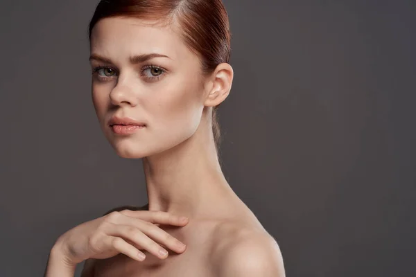 Schöne Frau nackte Schultern Kosmetik saubere Haut Charme grau Hintergrund Studio — Stockfoto