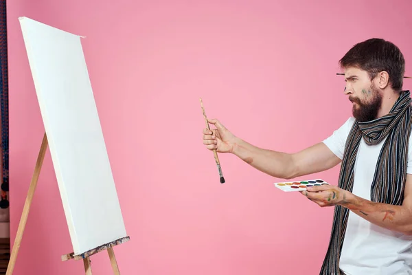 Painter holding palette drawing art easel hobby creativity pink background — Stock Photo, Image