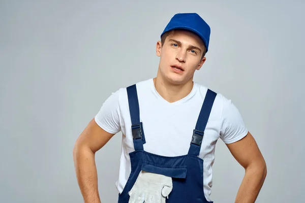 Trabalhador homem em serviço uniforme estilo de vida serviço de entrega luz fundo — Fotografia de Stock