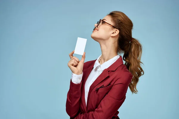 Donna d'affari giacca rossa biglietto da visita occhiali ufficiali sfondo blu — Foto Stock
