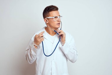 Doktor steteskop ve gözlüklü bir doktor arka planda kırpılmış bir görünüm portresi çizdi.