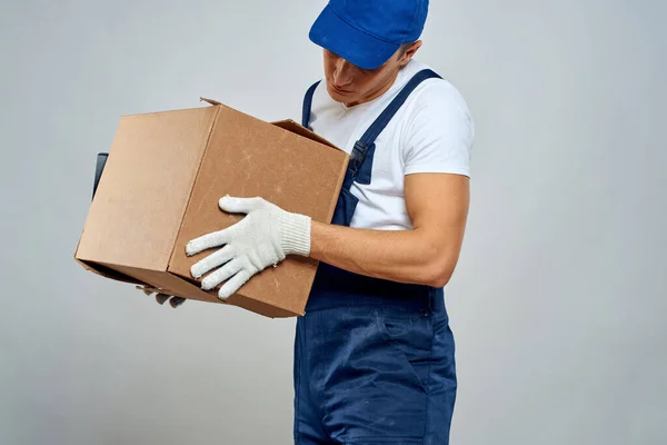 Uomo lavoratore con scatola in consegna mani servizio di imballaggio — Foto Stock