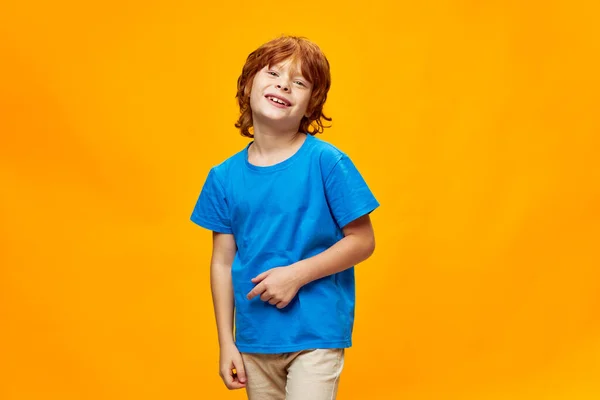 Glada rödhåriga pojke lutar huvudet bakåt leende blå t-shirt beskuren vy — Stockfoto