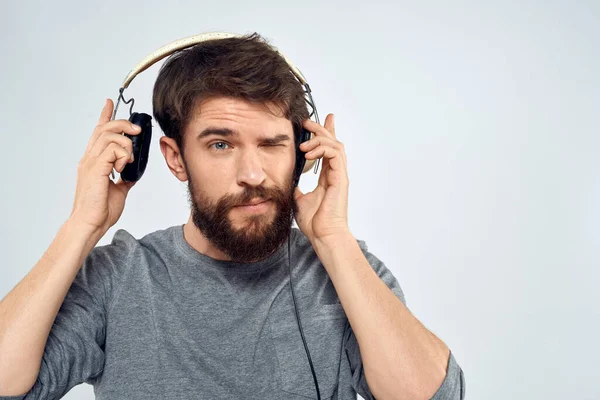 戴耳机的男人听音乐、生活方式、现代风格的技术、轻松的背景 — 图库照片