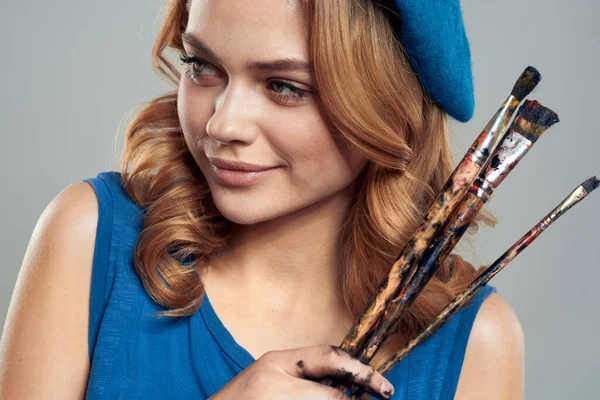 Mulher bonita artista pincel perto de rosto boina azul close-up arte — Fotografia de Stock