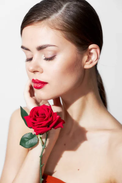 Dziewczyna z gołymi ramionami Oczy zamknięte z różą w rękach pielęgnacja ciała — Zdjęcie stockowe