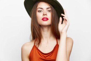 Zarif kadın kırmızı dudak şapka ileri yaşam tarzı cazibe modeli